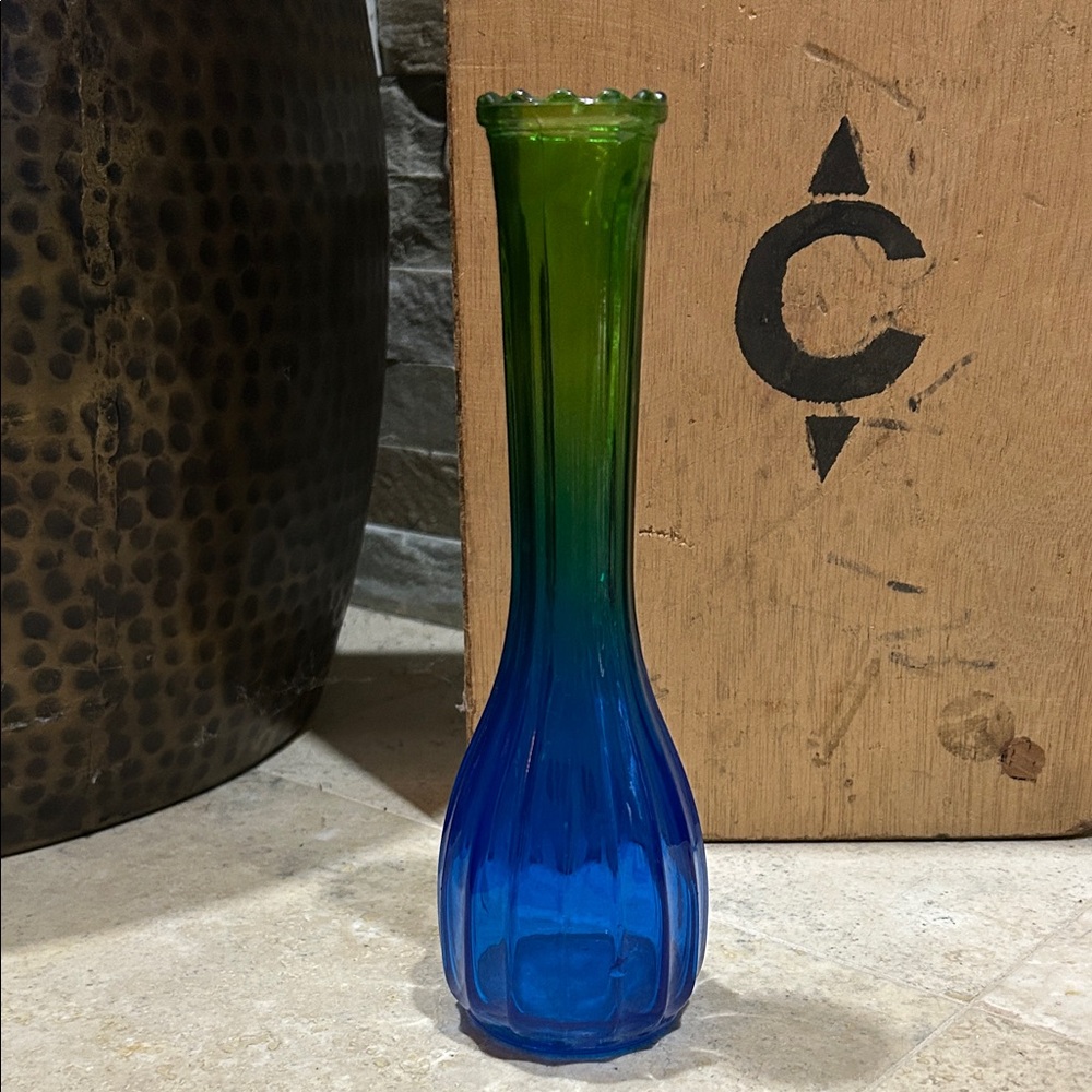 vintage JEANETTE GLASS COMPANY ombré bud vase